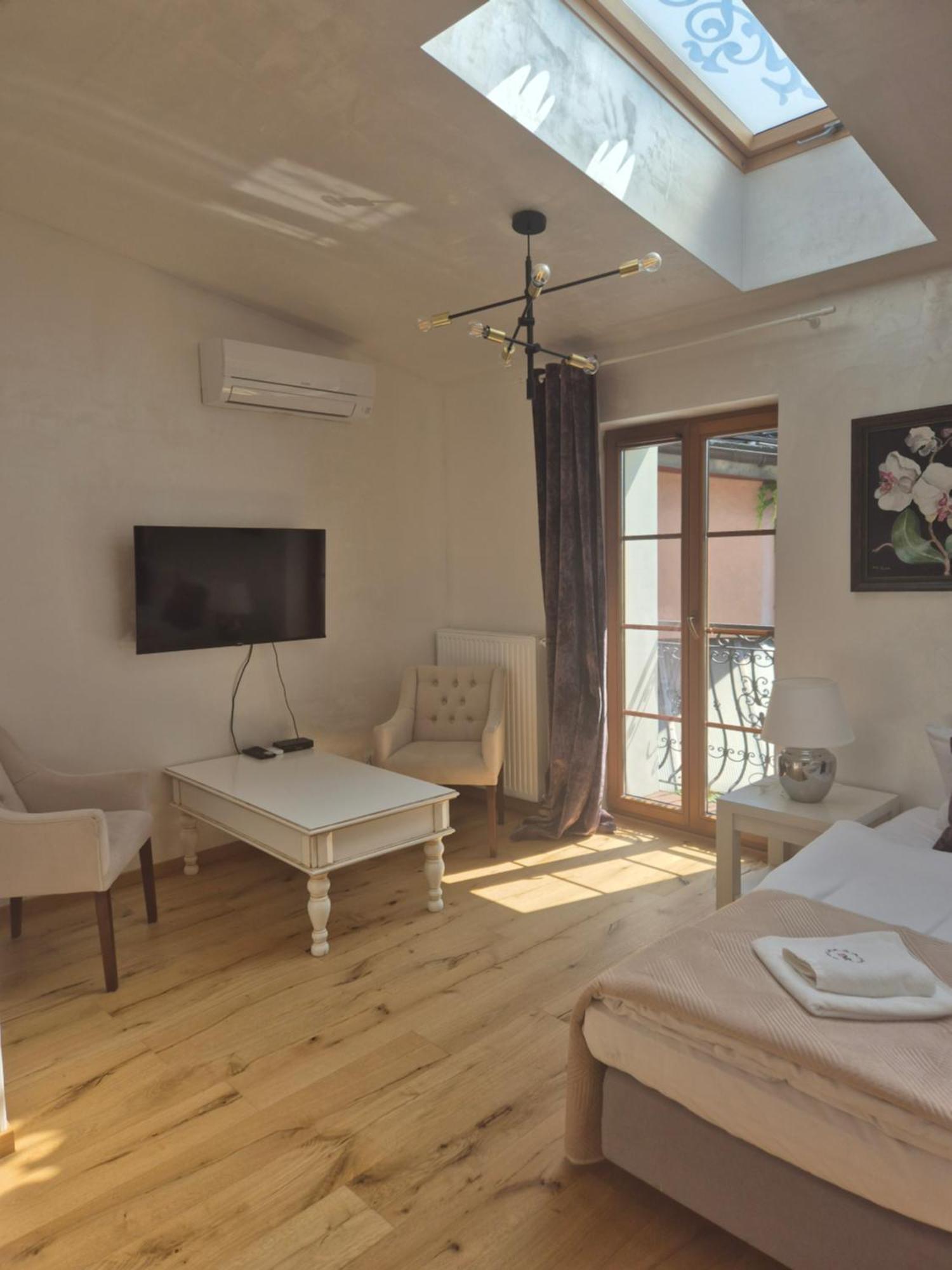 Aparthotel Miodowa 25 Krakow Bagian luar foto